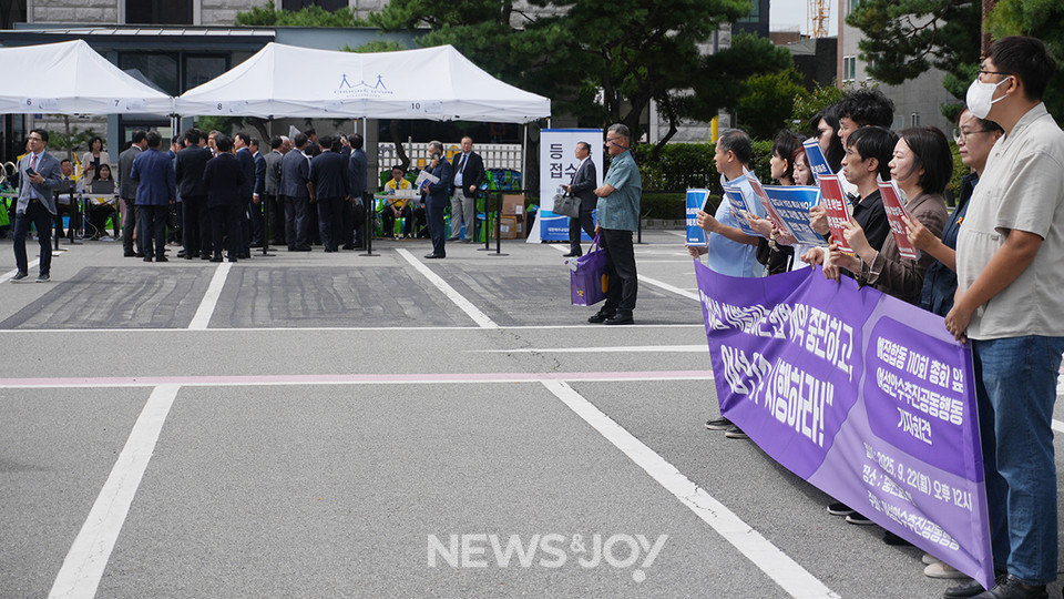 총대들은 여성 안수 도입을 촉구하는 이들을 그냥 지나쳤다. 여성 안수 도입하라는 요구에 개의치 않는 모습이었다. 뉴스앤조이 나수진