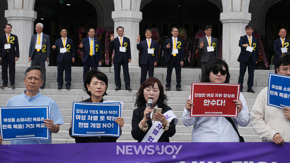 9월 22일, 예장합동 110회 총회가 열리는 충현교회 앞에서 여성 안수 도입을 촉구하는 시위가 열렸다. 뉴스앤조이 나수진