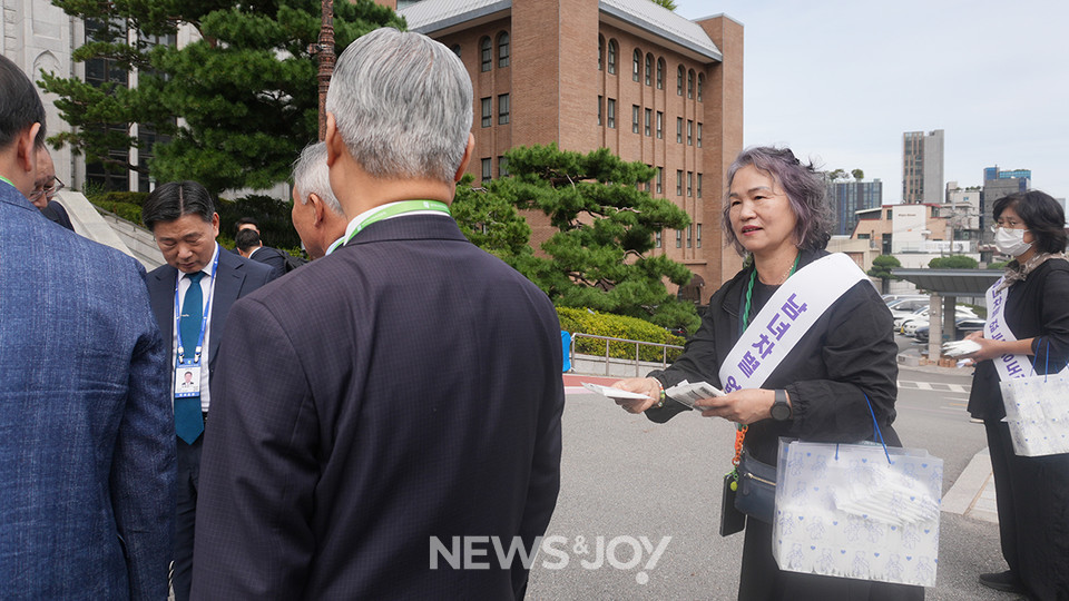 총신신대원 여동문회 구성원들이 총대들에게 물티슈를 나눠 주고 있다. 뉴스앤조이 나수진