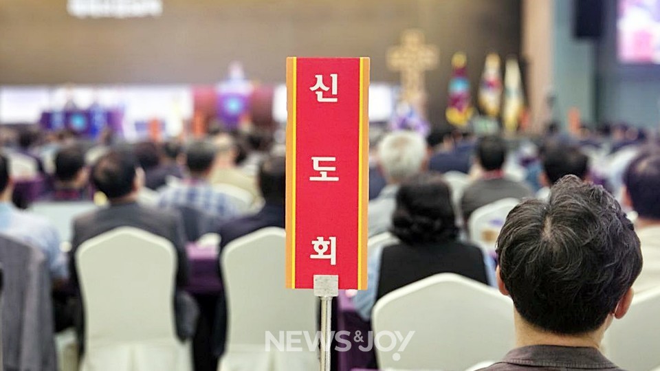 한국기독교장로회가 목사와 장로 총대가 아닌 신도들의 총회 자격을 부여한 지 1년만에, 회원 자격은 유지하지만 피선거권은 제한하기로 했다. 뉴스앤조이 이용필