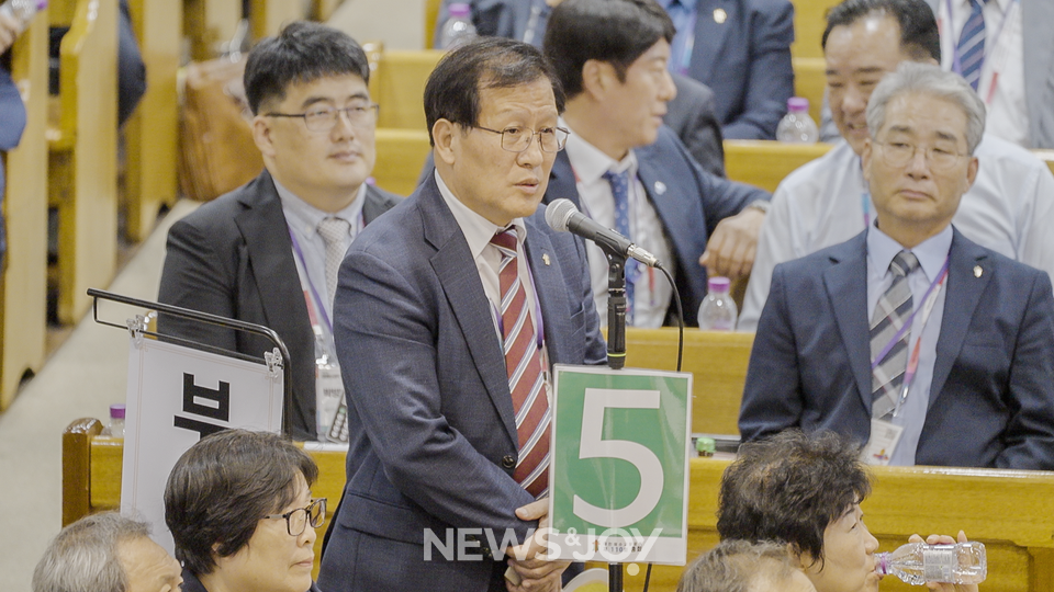 연금가입자회 김만기 회장이 이례적으로 이사회를 지지했다. 뉴스앤조이 엄태빈