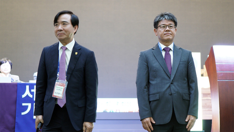 한신대학교 강성영 총장(왼쪽)과 김희헌 신대원장(오른쪽)이 총회에서 인준을 받았다. 뉴스앤조이 최승현