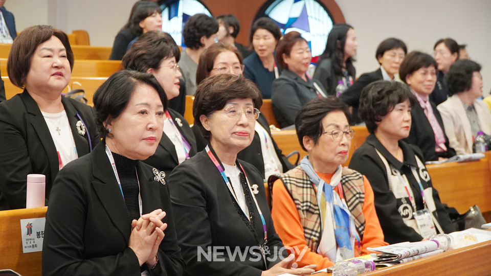 여성 교인과 목회자들이 여성 총대 할당제 표결 결과를 기다리고 있다. 뉴스앤조이 엄태빈