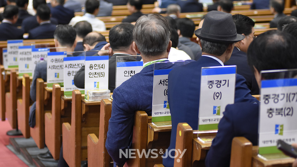 예장합동이 큰 표차로 정년 연장 안건을 부결했다. 뉴스앤조이 나수진