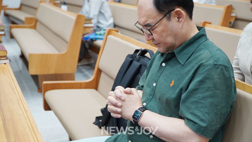 연합 예배에서 한 참석자가 손을 모아 기도하고 있다. 뉴스앤조이 엄태빈
