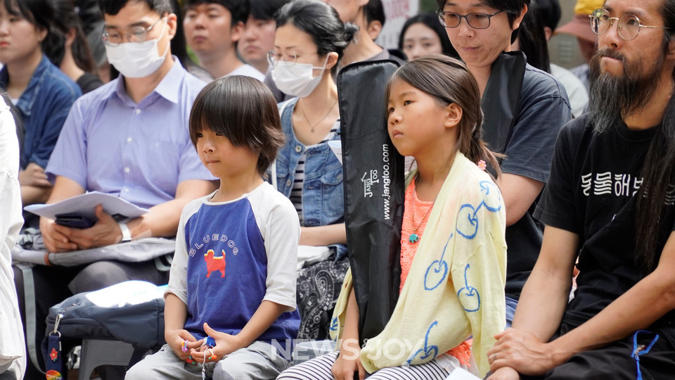 이날 예배에는 어린 아이와 함께 참석한 그리스도인들이 많았다. 뉴스앤조이 안디도
