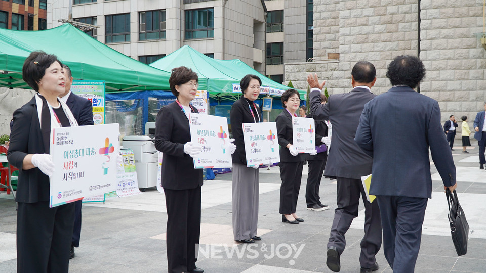 이번 여성 총대 할당제 표결 전 여성들이 피켓을 든 것이 불쾌해 반대했다는 총대도 있었다. 뉴스앤조이 엄태빈