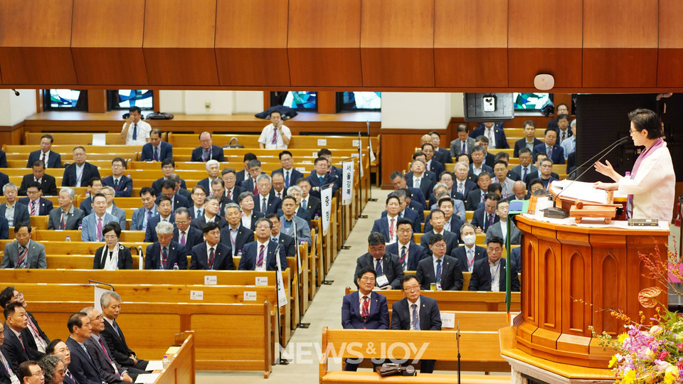 예장통합 110회 총회 둘째 날 아침 예배에서 전국여교역자협의회 회장 김현 목사가 설교하고 있다. 뉴스앤조이 엄태빈