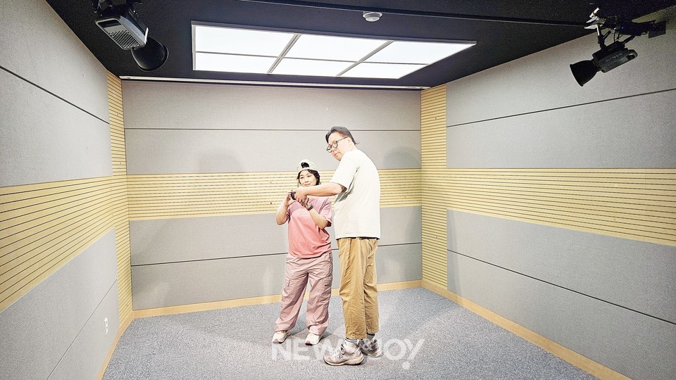 창간 25년 만에 처음으로 마련한 스튜디오에서 경소영 PD와 그의 남편 유영 이사(뉴스앤조이)가 이야기를 나누고 있습니다. 뉴스앤조이 이용필