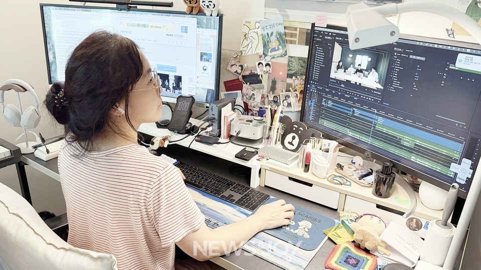 이제 곧 영상팀장이 될 경소영 PD가 자택에서 일하고 있는 모습입니다. 뉴스앤조이 영상팀을 위해 펀딩에 동참해 주시길 부탁드립니다. 사진 제공 유영