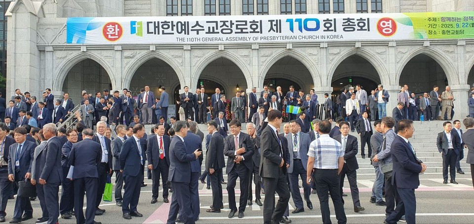 여안추가 기자회견을 연 충현교회 앞은 남성 총대들도 북적거렸다. 사진 제공 개혁연대