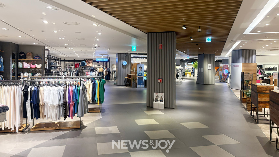 평일 오후 한산한 가든파이브 패션관 3층 모습. 이곳 점주 중 일부는 새로운교회 입주에 긍정적인 반응을 보였다. 뉴스앤조이 안디도