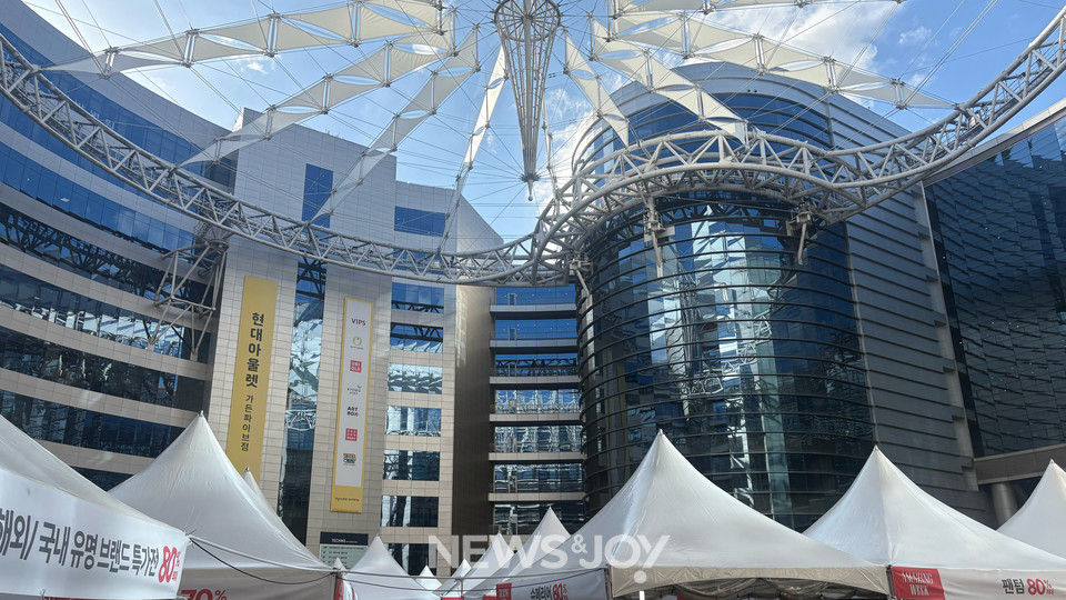 8호선 장지역 4번 출구에서 바라본 가든파이브 전경. 전문가들은 교회가 쇼핑몰에 들어선다는 사실만으로 비판할 수 없지만, 앞으로 지역 사회와 어떻게 관계 맺는지 지켜봐야 한다고 말했다. 뉴스앤조이 안디도