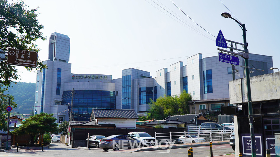 무주장로교회 교인들은 120억 원이 들어간 예배당 건축 과정에서도 문제가 있었다고 했다. 공동의회 결의 없이 약 50억을 대출받고, 그 가운데 6억을 한 장로에게 임의로 빌려줬다는 것이다. 뉴스앤조이 엄태빈