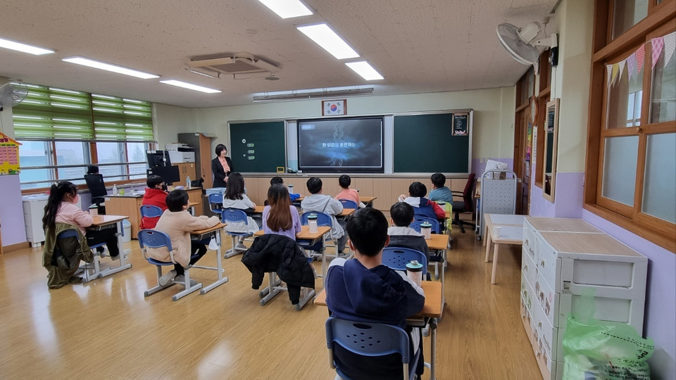 넥스트클럽이 학교에서 성교육을 진행하고 있다. 넥스트클럽사회적협동조합 홈페이지 갈무리