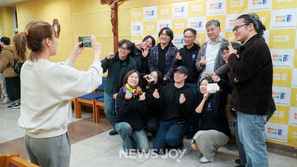 이날 참석자들은 뒤편에 마련된 포토존에서 사진을 찍으며 평등 주간을 기념했다. 뉴스앤조이 안디도