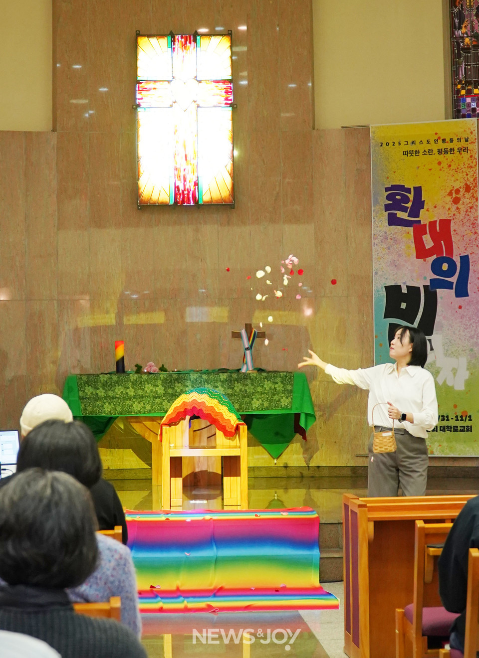 정진아 씨가 '환대의 빈 의자'라는 제목의 퍼포먼스로 예배를 열었다. 뉴스앤조이 엄태빈