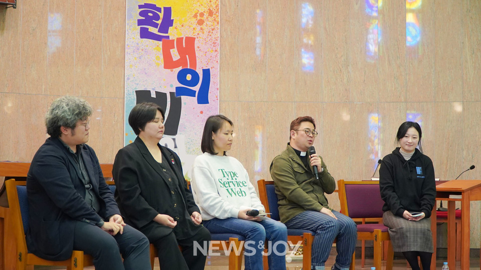사진 왼쪽부터 이전수(아르쿠스), 김수산나(섬돌향린교회), 노랑조아(이동환공대위), 자캐오 신부, 정다빈(예수회인권연대연구센터). 뉴스앤조이 엄태빈