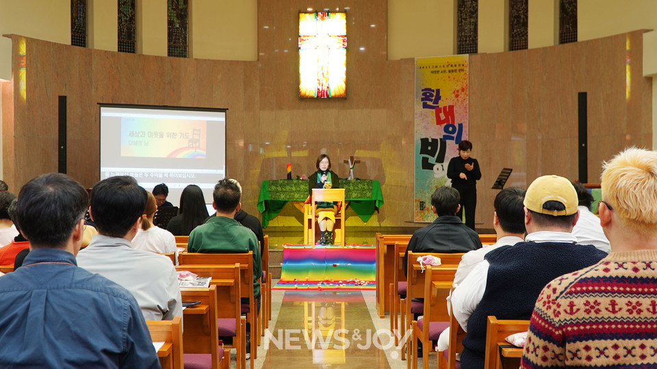 PCUSA 이혜영 목사가 세상과 이웃을 위해 기도했다. 뉴스앤조이 엄태빈