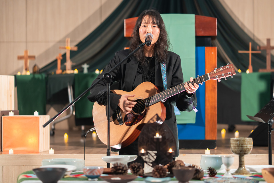 5회 울타리를 넘는 연합예배에서 봉헌 찬양을 맡은 새민족교회 청년 정서현 씨는 싱어송라이터 예람으로 활동하고 있다. 사진 출처 새민족교회 김군욱