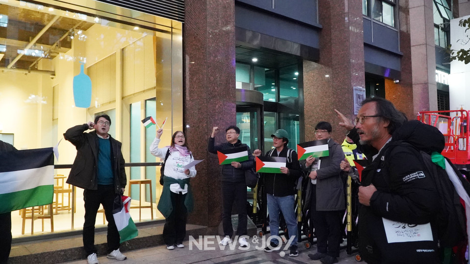 토론회 참가자들은 팔레스타인 국기를 들고 이스라엘 대사관 앞까지 침묵 행진한 뒤 팔레스타인을 위해 기도했다. 뉴스앤조이 엄태빈