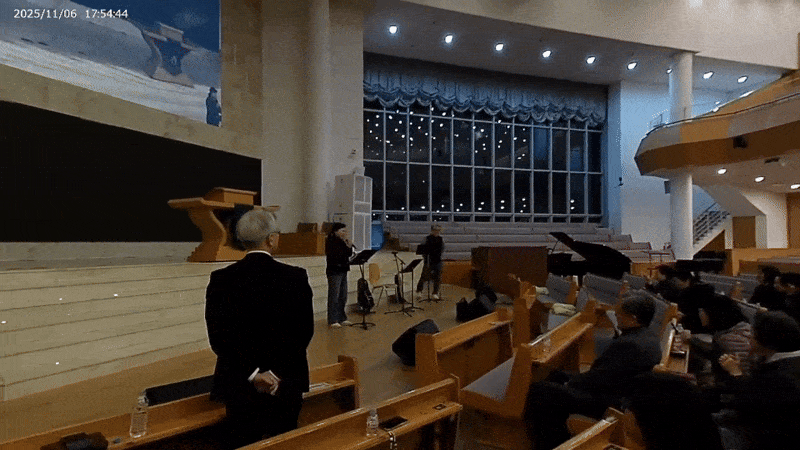 김 아무개 부목사가 기도회 진행 중인 교인의 마이크를 빼앗고 바닥으로 던지고 있다. 동영상 출처 갈사모 유튜브