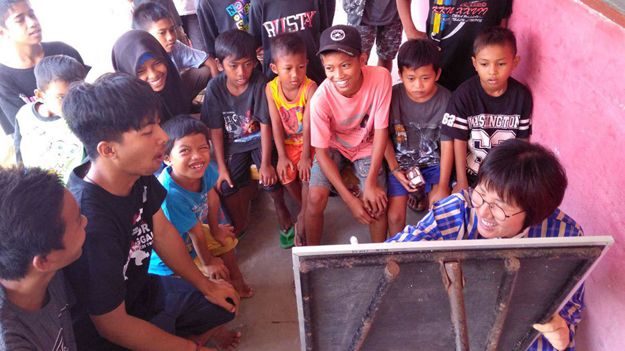 술라웨시 지진 사태 이후 마을로 들어간 류복희 팀장(맨 오른쪽 아래). 류 팀장과 마을 아이들이 서로를 소개하고 있다. 사진 제공 개척자들