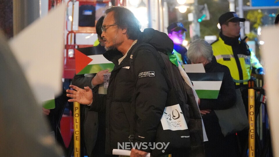 팔레스타인 긴급 토론회 후 이스라엘 대사관 앞에서 기도하고 있는 송강호 박사. 뉴스앤조이 엄태빈