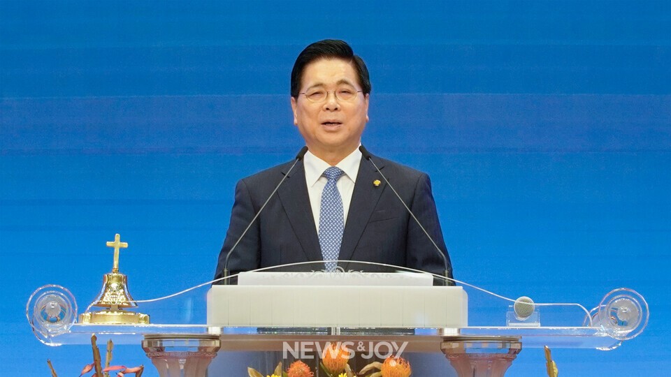 이영훈 목사는 무조건 감사하고 계속해서 기도하면 평안함이 넘칠 것이라고 말했다. 뉴스앤조이 안디도