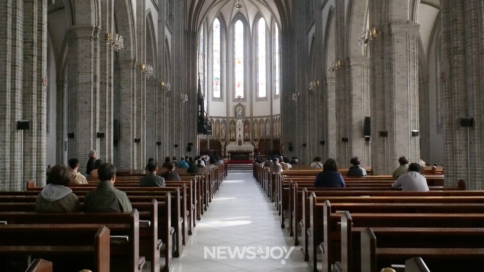 미사 시간은 아니지만 30여 명이 명동성당에 앉아 기도하고 있다. 뉴스앤조이 안디도