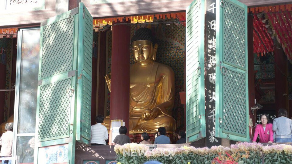 조계사 대웅전에는 수험생을 위한 기도회에 참석한 사람들로 북적였다. 뉴스앤조이 박시온