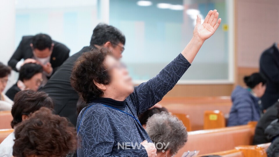 여의도순복음교회에서 열린 2026학년도 수능을 위한 기도회에서 한 교인이 손을 들고 통성 기도하고 있다. 뉴스앤조이 안디도