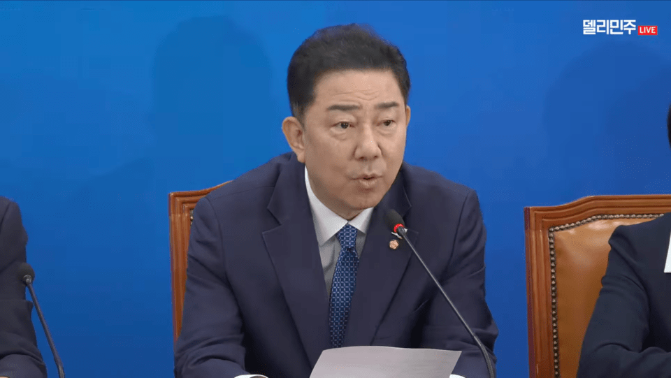 더불어민주당 원내대표 김병기 의원은 배임죄 폐지가 경제 성장을 위해서라며 정쟁거리가 아니라고 강조했다. 델리민주 유튜브 갈무리
