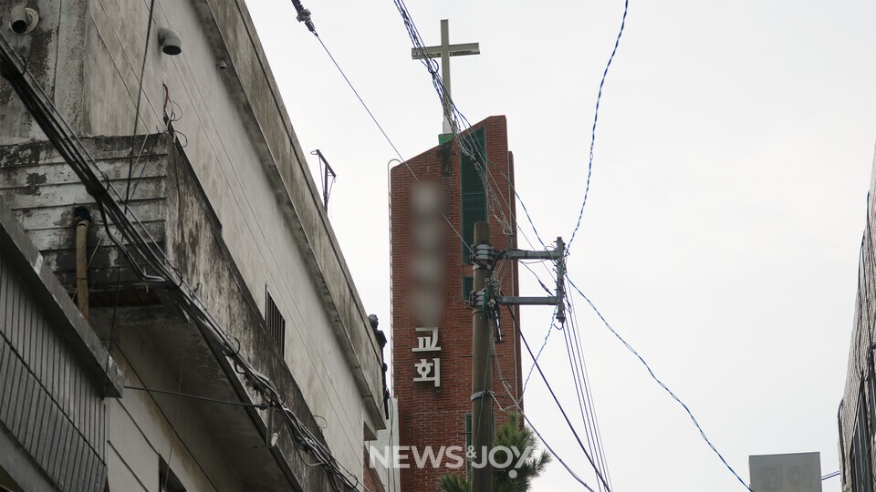 부산 ㄷ침례교회 조 아무개 목사는 교인 5명을 성추행해 2심에서 징역 1년 6개월을 선고받았다. 그는 교인들에게 결혼, 출산, 헌금 강요를 하기도 했다.