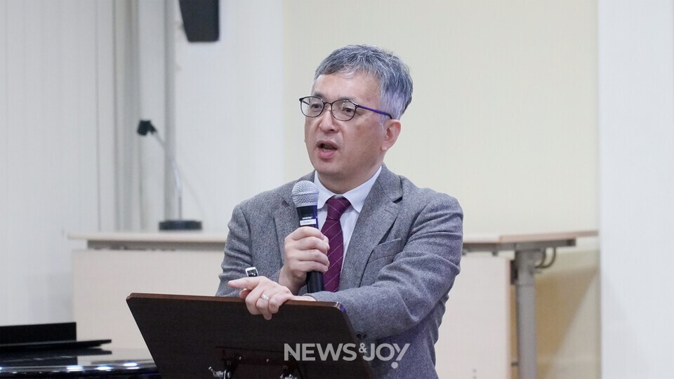 배덕만 원장은 한미 양국의 극우 개신교 역사를 설명하며 지금도 미국과 한국 극우 인사들은 긴밀한 관계를 맺고 있다고 말했다. 뉴스앤조이 안디도