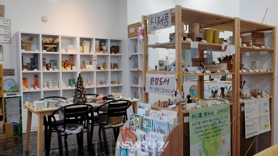 김요한 목사는 제로 웨이스트 제품의 '낯섦'을 극복할 수 있도록 교회가 기회를 제공해야 한다고 말했다. 뉴스앤조이 안디도