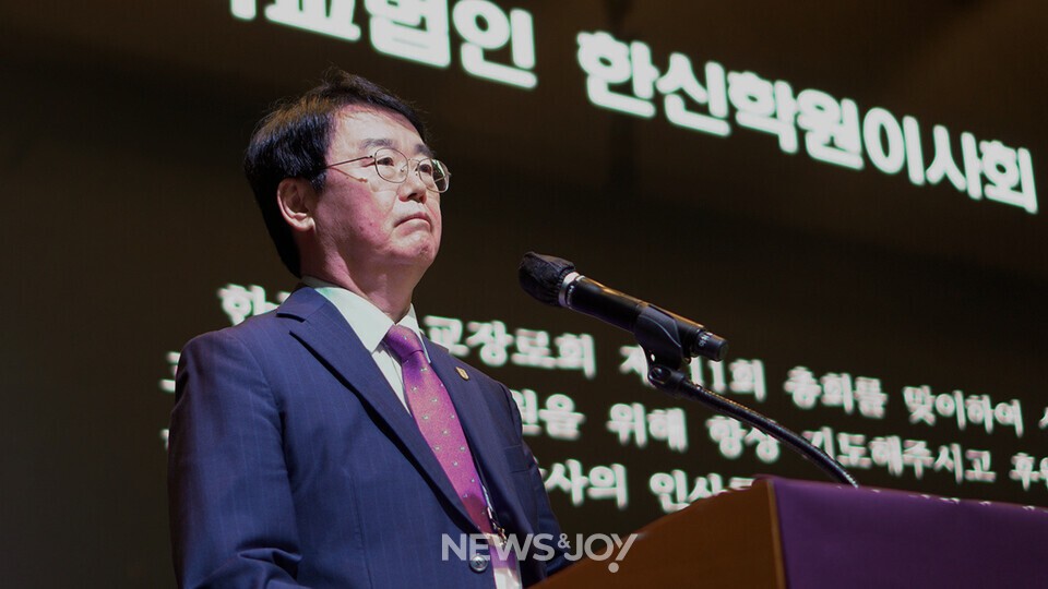한신대 우즈베키스탄 유학생 강제 출국 사건에 대한 진상 규명 요구가 쏟아진 가운데, 한신학원 오용균 이사장이 소송 진행 등을 이유로 이사회가 조사한 내용을 공개하기 어렵다고 밝혔다. 뉴스앤조이 최승현