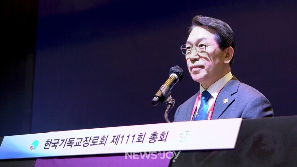 기장이 목사와 장로를 제외한 항존직(집사&middot;권사) 정년을 80세로 연장하는 안건을 1년간 연구하기로 결의했다. 뉴스앤조이 최승현