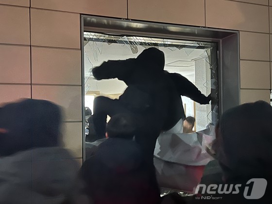 19일 새벽 윤석열 대통령에 대한 구속영장이 발부되자 서울서부지법에 지지자들이 진입해 난동을 부리고 있다. 폭동을 주동한 이들 중 상당수는 극우 개신교인으로 알려졌다.