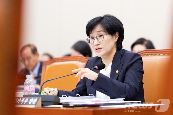 원민경 성평등가족부 장관이 4일 서울 여의도 국회에서 열린 성평등가족위원회 성평등가족부 등에 대한 국정감사에 출석해 의원 질의에 답변하고 있다.
