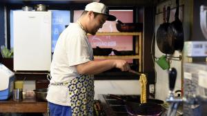 제주 관광지서 해물라면 파는 목사