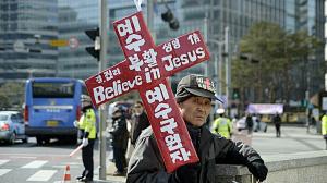 노목사가 십자가 들고 태극기 집회 가는 이유