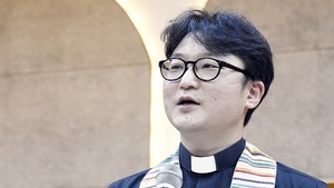 '성소수자 축복'으로 재판받는 이동환 목사 지지 기도회 "기독교 가장 큰 덕목은 사랑인데 교회가 차별해"