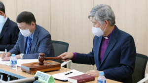 '성소수자 축복기도' 이동환 목사 재판 시작