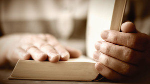 성소수자의 존재를 반대하는 분들께 묻습니다…당신이 믿는 것은 율법입니까, 예수님 사랑입니까