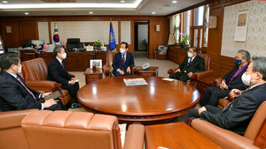 정세균 총리 만난 한교총 "교회만 2.5단계 적용은 불합리…200석 이상 교회 10% 수용하게 해 달라"