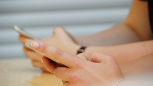 채플 시간 내내 휴대폰만 보던 학생들은 앞으로 예배를 어떻게 기억할까요? 