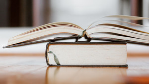 세계를 구할 가능성이 담긴 두 권의 책