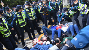 [퀴어 문화 축제 방해 잔혹사] ① 남의 잔치에 재 뿌리는 개신교인들