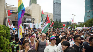 이렇게 '클린'할 수 있다니…혐오 없고 평화로운 퀴어 퍼레이드가 낯설었던 한국인들